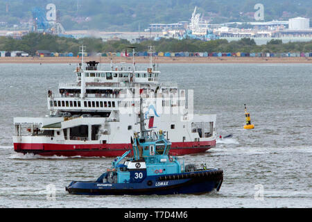 towing,tow,services,pulled,sideways,hawser,cable,tractor,Adjustable Speed Drive (ASD) tractor tug,Southampton,Fawley,Oil Refinery,The Solent, Cowes, i Stock Photo