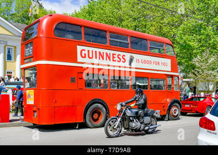 Royal Mail in the Winter  .. réseau O et Oe ...  - Page 5 Motorcyclist-and-red-double-decker-bus-with-guiness-ad-t7d9ab