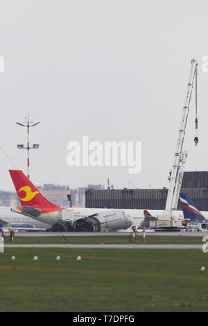 Moscow, Russia. 6th May, 2019. Burnt fuselage of an Aeroflot SSJ-100 passenger plane is seen on the tarmac at Sheremetyevo International Airport in Moscow, Russia, on May 6, 2019. Russia's Investigative Committee confirmed Monday that 41 people were killed after an SSJ-100 passenger plane en route to the northwestern Russian city of Murmansk caught fire before an emergency landing Sunday at the Sheremetyevo International Airport in Moscow. Credit: Maxim Chernavsky/Xinhua/Alamy Live News Stock Photo