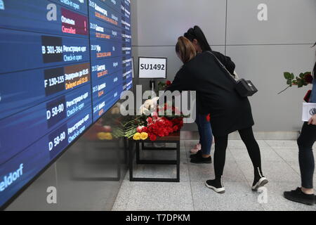 Moscow, Russia. 6th May, 2019. People lay flowers to mourn the victims of the SSJ-100 passenger plane fire at the terminal of the Sheremetyevo International Airport in Moscow, Russia, May 6, 2019. Russia's Investigative Committee confirmed Monday that 41 people were killed after an SSJ-100 passenger plane en route to the northwestern Russian city of Murmansk caught fire before an emergency landing Sunday at the Sheremetyevo International Airport in Moscow. Credit: Maxim Chernavsky/Xinhua/Alamy Live News Stock Photo