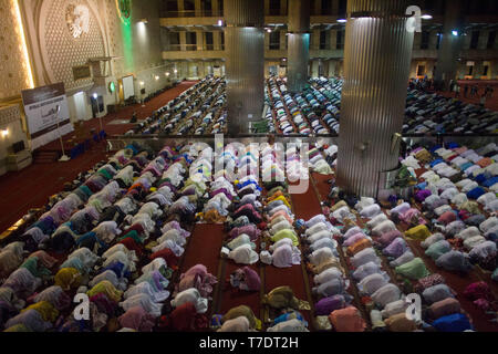 May 6, 2019 - Jakarta, Jakarta, Indonesia - Residents are seen praying after breaking their fast at Istiqlal Mosque during the month of ramadan..During the fasting month, the Istiqlal Mosque provided 2,000 - 4,000 rice boxes for the worshipers who came through. (Credit Image: © Nicklas Hanoatubun/SOPA Images via ZUMA Wire) Stock Photo