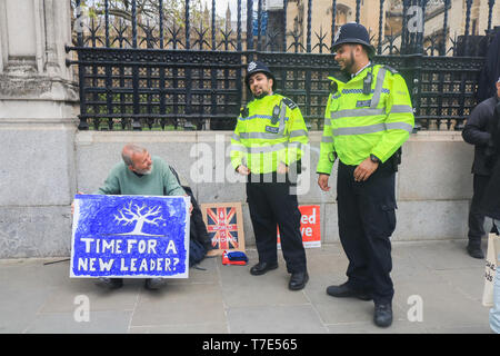 London, UK. 7th May, 2019. Leave and Remain  campaigners continue to protest outside Parliament as the Conservative government are in cross party  talks with the  Labour Party and the  leader of opposition Jeremy Corbyn in an attempt to break the deadlock  on Brexit to  reach a consensus that will pass through Parliament Credit: amer ghazzal/Alamy Live News Stock Photo