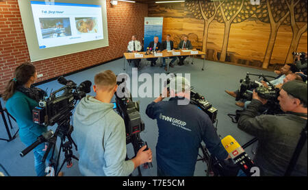 07 May 2019, Lower Saxony, Lüneburg: Journalists follow the police press conference on the status of the investigation into the so-called Göhrdemörder. A former cemetery gardener is said to have murdered at least five people. Possible connections to further acts are investigated, the investigations converge in Lüneburg. Photo: Philipp Schulze/dpa Stock Photo