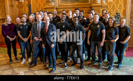 Hamburg, Germany. 07th May, 2019. Peter Tschentscher (SPD, centre right), First Mayor of the Hansdestadt, and Andy Grote (SPD, centre left), Hamburg's Senator of the Interior, celebrate the team's promotion to the first Bundesliga together with the basketball team of the Hamburg Towers. Credit: Axel Heimken/dpa/Alamy Live News Stock Photo