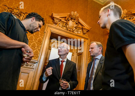Hamburg, Germany. 07th May, 2019. Marvin Willoughby (l), Managing Director of the Hamburg Towers Basketball Team, talks to Peter Tschentscher (SPD, l-r), First Mayor of Hamburg, Andy Grote (SPD), Hamburg's Senator for the Interior, and Justus Hollatz, player of the Hamburg Towers, about his promotion to the first Bundesliga. Credit: Axel Heimken/dpa/Alamy Live News Stock Photo