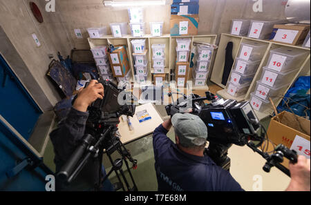 07 May 2019, Lower Saxony, Lüneburg: Journalists film finds and evidence of the so-called Göhrde murderer in the police evidence room. A former cemetery gardener is said to have murdered at least five people. Possible connections to further acts are investigated, the investigations converge in Lüneburg. Photo: Philipp Schulze/dpa Stock Photo