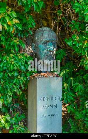 Grab, Heinrich Mann, Dorotheenstaedtischer Friedhof, Chausseestrasse, Mitte, Berlin, Deutschland, Dorotheenstädtischer Friedhof Stock Photo