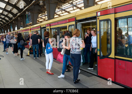 S-Bahn, Bahnhof Friedrichstrasse, Mitte, Berlin, Deutschland Stock Photo