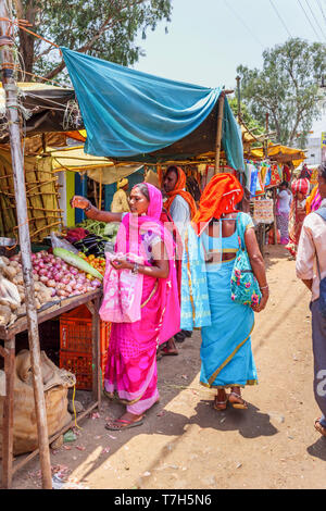 Local women in brightly coloured saris shopping at a vegetable market in Shahpura, Dindori district in the central Indian state of Madhya Pradesh Stock Photo