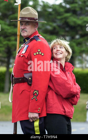 TV  sports presenter Hazel Irvine who is presenting a behind the scenes look at the Edinburgh Military Tattoo for BBC Scotland is pictured with Royal Canadian Mounted Police Staff Seargant Jaques Ouellette during rehearsals at Redford Barracks, Edinburgh this morning 2/8/2000. The Tattoo is staged at Edinburgh Castle from August 4th-6th. Stock Photo