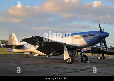 Flying Legends' Mustang P-51D 'Miss Helen' at the Abingdon Air & Country Show night shoot, Abingdon, UK Stock Photo