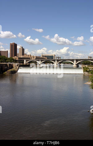 Arches of the Third Avenue Bridge and St. Anthony Falls on the Mississippi River in downtown Minneapolis, Minnesota Stock Photo