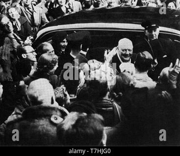 Winston Churchill arriving at the polling station for the 1951 General Election Stock Photo