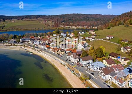 Village Le Pont between the lakes Lac de Joux, front, and Lac Brenet, back, Vallee de Joux, Vaud, Switzerland Stock Photo