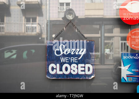 Sorry we're closed sign on a shop door Stock Photo