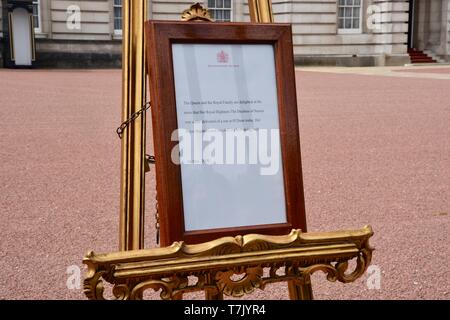 Meghan Duchess of Sussex gave birth to a baby on 06/05/2019. A notice was placed on an easel in the forecourt of Buckingham Palace to announce the Royal Birth to the Duke and Duchess of Sussex. Buckingham Palace, London. UK Stock Photo