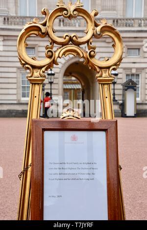 Meghan Duchess of Sussex gave birth to a baby boy on 06/05/2019. A notice was placed on an easel in the forecourt of Buckingham Palace to announce the Royal Birth to the Duke and Duchess of Sussex. Buckingham Palace, London Stock Photo