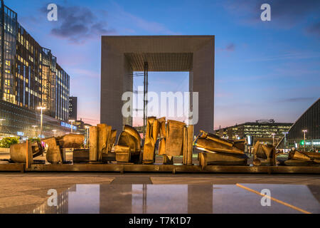 Skulptur 'After Olympia' von Anthony Caro und La Grande Arche im Hochhausviertel La Defense in der Abenddämmerung,  Paris, Frankreich  | 'After Olympi Stock Photo
