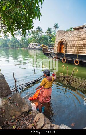 India, state of Kerala, Kumarakom, village set in the backdrop of the Vembanad Lake, cruise on the backwaters (lagoons and channels networks) with a kettuvallam (traditional house boat) Stock Photo