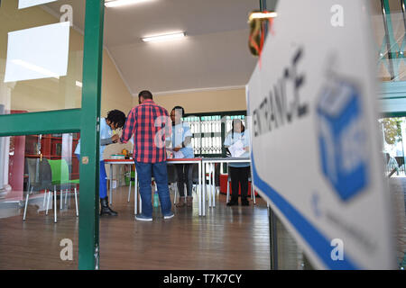 Johannesburg, South Africa. 7th May, 2019. A voter is seen at a polling station in the Crawford College in Johannesburg, South Africa, on May 7, 2019. South Africa will see on Wednesday its sixth general national election since the first one in 1994. Credit: Chen Cheng/Xinhua/Alamy Live News Stock Photo