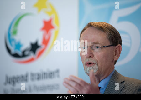 Berlin, Germany. 08th May, 2019. Thomas Härtel, President of the Landessportbund Berlin, speaks during a press conference on the occasion of the anniversary of 'Youth trained'. The spring final of 'Jugend trainiert für Olympia & Paralympics' will take place until 11.05.2019 in Berlin. Credit: Soeren Stache/dpa/Alamy Live News Stock Photo