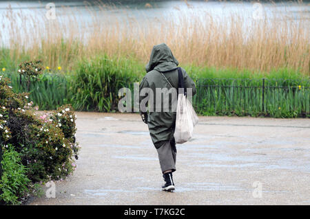 London, UK. 8th May, 2019. London rain along the Serpentine in Hyde Park Credit: JOHNNY ARMSTEAD/Alamy Live News Stock Photo