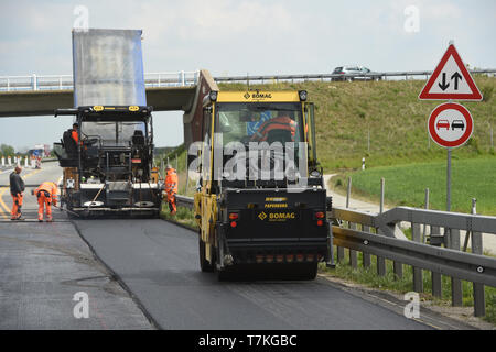 Tribsees, Germany. 08th May, 2019. At the makeshift bridge for the sacked A20 motorway, an asphalt black surface will be applied to the last section east of the Trebeltal bridge. On the same day, motorists must prepare themselves for disabilities at the A20 construction site near Tribsees (district of Vorpommern-Rügen). Among other things, the asphalt pavement at the bridge ends and the road markings should be renewed and the connecting bolts of the bridge segments tightened. Credit: Stefan Sauer/dpa-Zentralbild/dpa/Alamy Live News Stock Photo