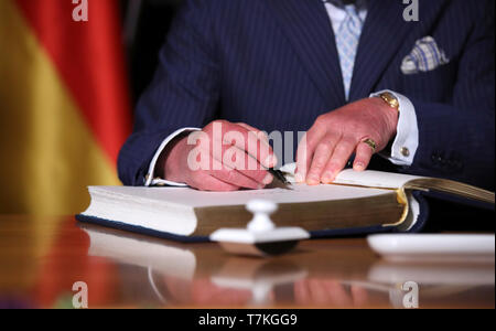 Leipzig, Germany. 08th May, 2019. The British heir to the throne Prince Charles, Prince of Wales, inscribes himself in the City Hall in the Golden Book of the City. Credit: Ronny Hartmann/AFP/POOL/dpa/Alamy Live News Stock Photo