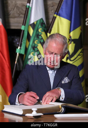 Leipzig, Germany. 08th May, 2019. The British heir to the throne Prince Charles, Prince of Wales, inscribes himself in the City Hall in the Golden Book of the City. Credit: Ronny Hartmann/AFP/POOL/dpa/Alamy Live News Stock Photo