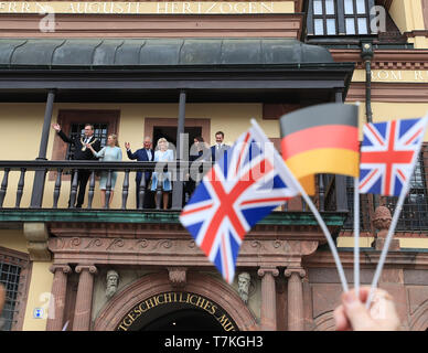 Leipzig, Germany. 08th May, 2019. The British heir to the throne Prince Charles and his wife Camilla (M) stand with Burkhard Jung (l), Mayor of Leipzig and his wife Ayleena and Michael Kretschmer (r), Prime Minister of Saxony, and his wife Annett Hofmann (2nd from right) on the balcony of the town hall. The Prince of Wales and the Duchess of Cornwall visit Leipzig on the second day of their trip to Germany. Credit: Jan Woitas/dpa/Alamy Live News Stock Photo