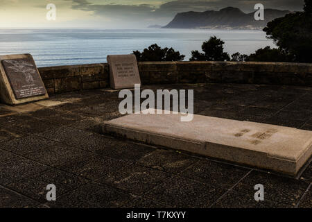 The grave site of South African Randlord and mining magnate Sir Abraham Bailey, and close family, above South Africa's False Bay Stock Photo