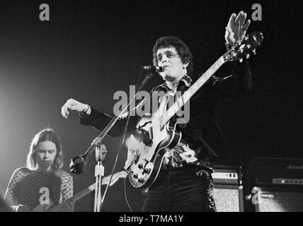 Amsterdam, Netherlands - SEPTEMBER 30: Lou Reed performs live on stage at the Carre Theatre in Amsterdam, Netherlands on September 30 1972 (Photo by Gijsbert Hanekroot) Door: Gijsbert Hanekroot Stock Photo