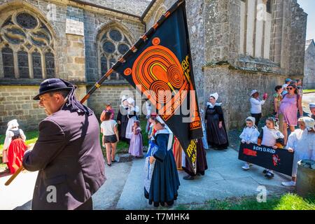 France, Finistere, Pont l'Abbe, Embroiderers festival promotes each year the Bigouden and Breton terroir tradition, with music and dance Stock Photo