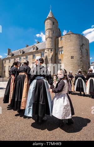 France, Finistere, Pont l'Abbe, Embroiderers festival promotes each year the Bigouden and Breton terroir tradition, with music and dance Stock Photo