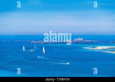 France, Finistère (29), Pays des Abers, Côte des Legendes, l'Aber Wrac'h, Lilia archipelago in the background Stock Photo