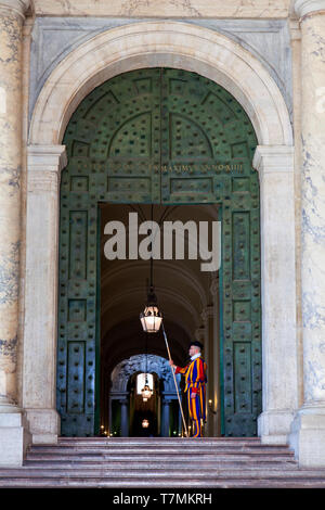 Swiss guard at The Papal Basilica of St. Peter in the Vatican, or simply St. Peter's Basilica, Rome, Italy Stock Photo