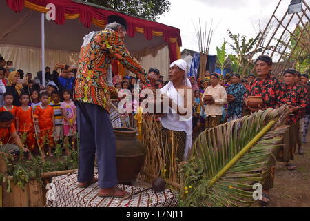 'Bojong Banyu', Indonesian village traditions welcome the fasting month, flush with water from a village spring that never dries Stock Photo