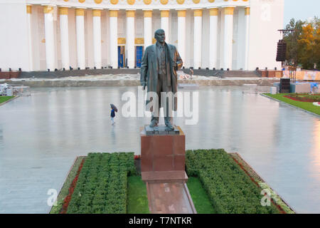 Russia, Moscow, July 28, 2018. VDNH. Monument to Lenin Stock Photo