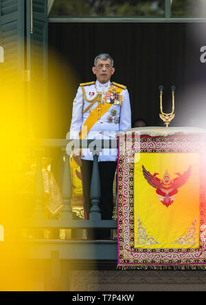 Thailand. 06th May, 2019. Thailand's newly crowned King Maha Vajiralongkorn is seen at the balcony of Suddhaisavarya Prasad Hall at the Grand Palace where King grants a public audience to receive the good wishes of the people. Credit: Seksan Roj/Pacific Press/Alamy Live News Stock Photo