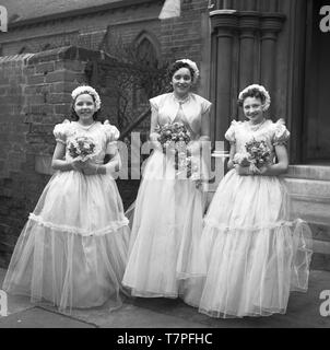 The Wedding of Mr & Mrs Lloyd, 202A Cassland Road,Hackney,  London, E8 c1965. Maid of Honour with bridesmaids Photo by Tony Henshaw Stock Photo