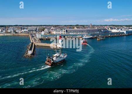 France, Finistere, Le Guilvinec, Haliotika la cité de la pêche, the fishing boats return from fishing in the evening (aerial view) Stock Photo