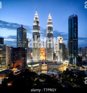 Malaysia, Selangor State, Kuala Lumpur, KLCC (Kuala Lumpur City Center), the Petronas Towers by architect Cesar Pelli Stock Photo