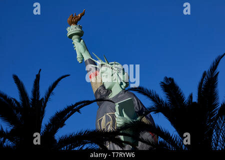 Las Vegas, Paradise, Nevada USA, Replica Statue of Liberty in the New York area wearing a giant Golden Knights jersey for the local ice hockey team Stock Photo