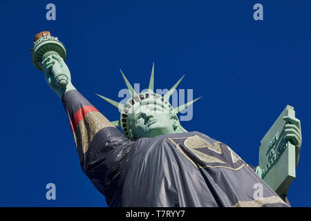 Massive Golden Knights jersey draped over Statue of Liberty at New York-New  York