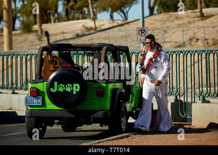 Las Vegas, Paradise, Nevada USA, landmark Welcome to Fabulous Las Vegas Sign designed by Betty Willis in 1959, Elvis busker and his jeep Stock Photo