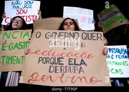 Sao Paulo, Brazil. 8th May, 2019. hundreds of people holding banners do demonstration against the cuts of funds destined for education that were made by the Bolsonaro government in the Paulista avenue in Sao Paulo Credit: Dario Oliveira/ZUMA Wire/Alamy Live News Stock Photo