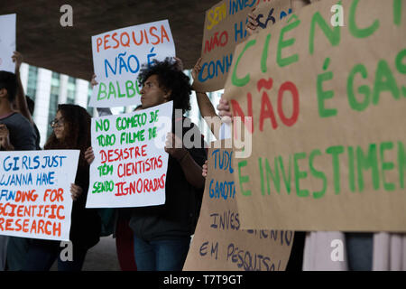 Sao Paulo, Brazil. 8th May, 2019. hundreds of people holding banners do demonstration against the cuts of funds destined for education that were made by the Bolsonaro government in the Paulista avenue in Sao Paulo Credit: Dario Oliveira/ZUMA Wire/Alamy Live News Stock Photo