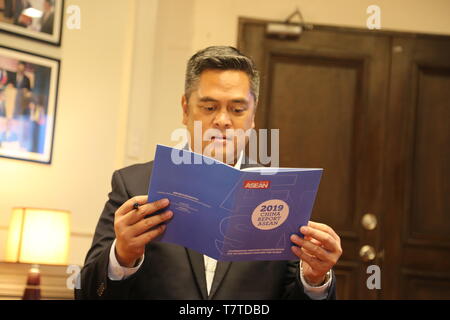 (190509) -- MANILA, May 9, 2019 (Xinhua) -- Philippine Communications Secretary Martin Andanar, also chief of the Philippine Presidential Communications Operations Office, reads a book '2019 China Report ASEAN' compiled and printed by China International Publishing Group (CIPG) during an interview with Xinhua News Agency at his office in Manila, Philippines, May 7, 2019. The Philippines underscores the importance of the Conference on Dialogue of Asian Civilizations (CDAC) that will take place in Beijing in May, and the conference will foster understanding among Asian countries in charting a sh Stock Photo