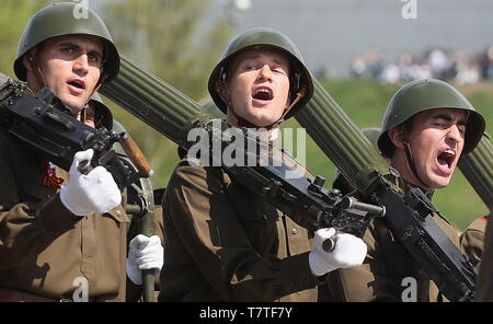 Kazan, Russia. 09th May, 2019. KAZAN, RUSSIA - MAY 9, 2019: Servicemen in WWII uniforms involved in events marking the 74th anniversary of the victory over Nazi Germany in the Great Patriotic War of 1941-1945, the Eastern Front of the Second World War. Yegor Aleyev/TASS Credit: ITAR-TASS News Agency/Alamy Live News