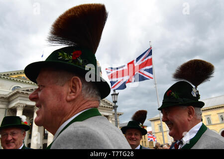 Munich, Germany. 09th May, 2019. Trachtlers with gambeards on their hats await the arrival of the British heir to the throne in the historic residence. Credit: Peter Kneffel/dpa/Alamy Live News Stock Photo